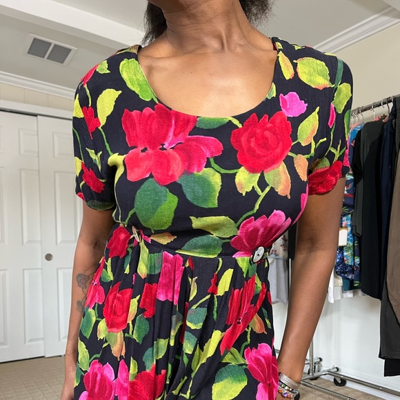 vintage floral jumpsuit romper. No pockets but ties in the back.  Size medium. - Picture 3 of 6